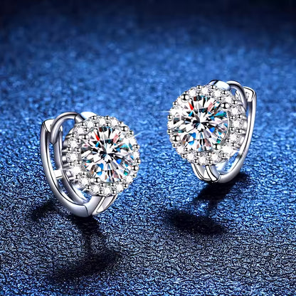 P&M Essentials+ Boucles d’Oreilles Clous en Moissanite Girassol pour Femme - Moissanite 1 Carat Taille Ronde Brillante, Argent Sterling 925, Plaqué Platine, Cadeau Élégant pour Mariages et Anniversaires